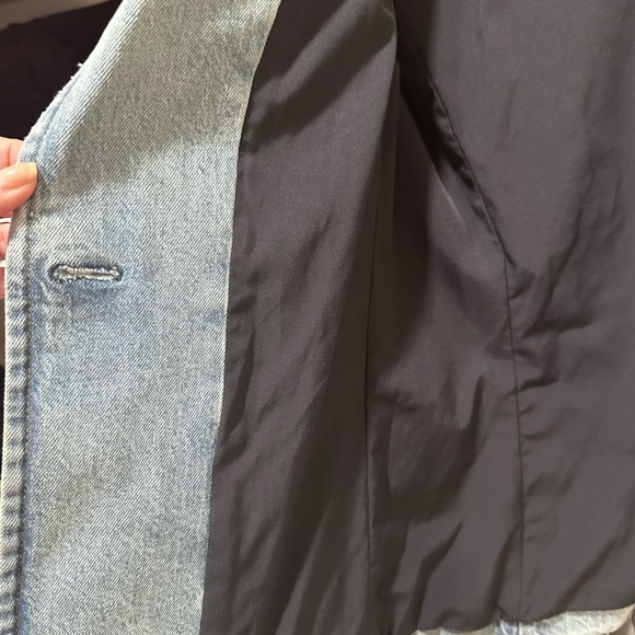 Alice + Olivia - Macey
NWT
Denim Fitted Blazer in Bay
Blue - Picture 8 of 10